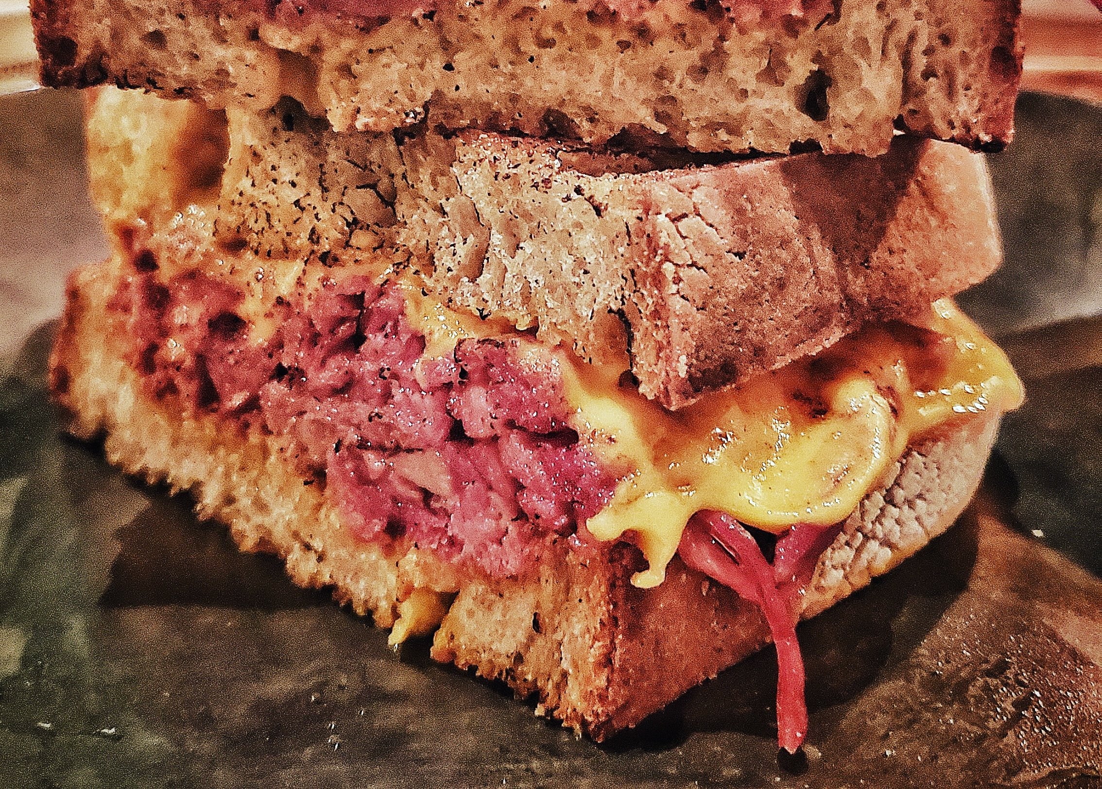 Sanduíche De Pastrami Raw Burger também é do sanduba de pastrami São Paulo – Diários Gastronômicos