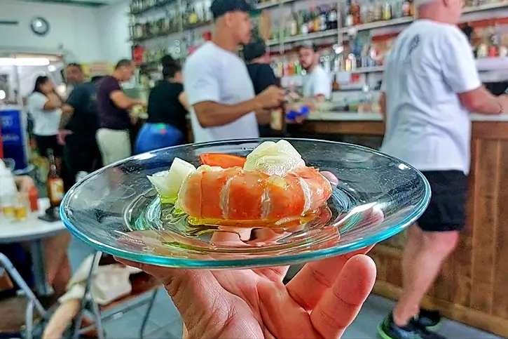 Bar do Luiz Nozoie, boteco, São Paulo, Bosque da Saúde, Bolinho de milho, balcão de acepipes, comida de boteco, rollmops, sardinha, polvo em conserva, kimchi, boteco de alma japonesa, jiló recheado, vinagrete de cebola, espetinho de camarão e bolinho de bacalhau, camarão VG