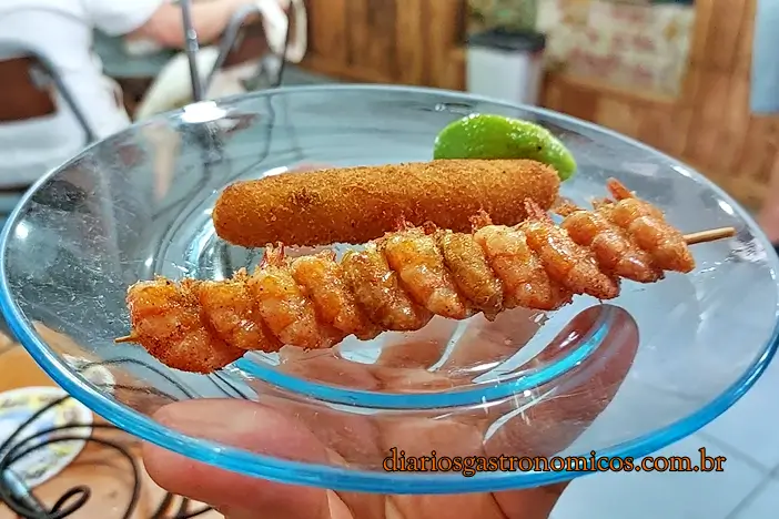 Bar do Luiz Nozoie, boteco, São Paulo, Bosque da Saúde, Bolinho de milho, balcão de acepipes, comida de boteco, rollmops, sardinha, polvo em conserva, kimchi, boteco de alma japonesa, jiló recheado, vinagrete de cebola, espetinho de camarão e bolinho de bacalhau