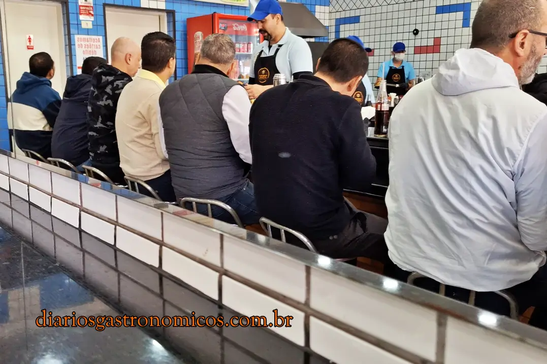 Hambúrguer do Seu Oswaldo, Lanchonete tradicional no Ipiranga, Hambúrguer raiz São Paulo, Onde comer hambúrguer no Ipiranga, Clássicos da gastronomia paulistana, Melhor hambúrguer simples SP, Hambúrguer com molho de tomate, Lanchonetes antigas em São Paulo, Gastronomia de bairro, Hambúrgueres old school, Hambúrguer raiz, Seu Oswaldo, Ipiranga, São Paulo, Lanchonete tradicional, Comida afetiva, Diários Gastronômicos, Gastronomia paulistana