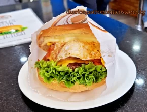 Hambúrguer do Seu Oswaldo, Lanchonete tradicional no Ipiranga, Hambúrguer raiz São Paulo, Onde comer hambúrguer no Ipiranga, Clássicos da gastronomia paulistana, Melhor hambúrguer simples SP, Hambúrguer com molho de tomate, Lanchonetes antigas em São Paulo, Gastronomia de bairro, Hambúrgueres old school, Hambúrguer raiz, Seu Oswaldo, Ipiranga, São Paulo, Lanchonete tradicional, Comida afetiva, Diários Gastronômicos, Gastronomia paulistana