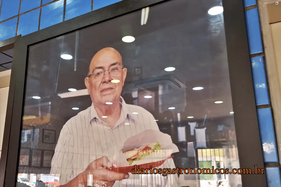 Hambúrguer do Seu Oswaldo, Lanchonete tradicional no Ipiranga, Hambúrguer raiz São Paulo, Onde comer hambúrguer no Ipiranga, Clássicos da gastronomia paulistana, Melhor hambúrguer simples SP, Hambúrguer com molho de tomate, Lanchonetes antigas em São Paulo, Gastronomia de bairro, Hambúrgueres old school, Hambúrguer raiz, Seu Oswaldo, Ipiranga, São Paulo, Lanchonete tradicional, Comida afetiva, Diários Gastronômicos, Gastronomia paulistana