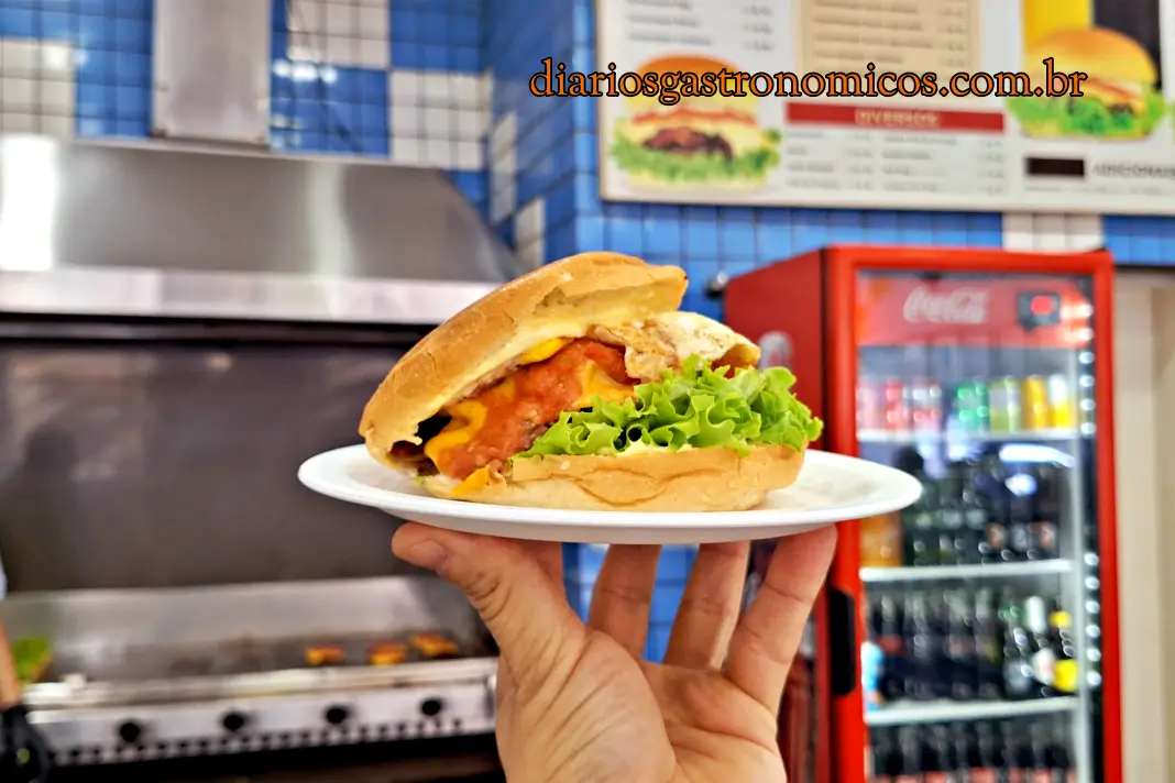 Hambúrguer do Seu Oswaldo, Lanchonete tradicional no Ipiranga, Hambúrguer raiz São Paulo, Onde comer hambúrguer no Ipiranga, Clássicos da gastronomia paulistana, Melhor hambúrguer simples SP, Hambúrguer com molho de tomate, Lanchonetes antigas em São Paulo, Gastronomia de bairro, Hambúrgueres old school, Hambúrguer raiz, Seu Oswaldo, Ipiranga, São Paulo, Lanchonete tradicional, Comida afetiva, Diários Gastronômicos, Gastronomia paulistana