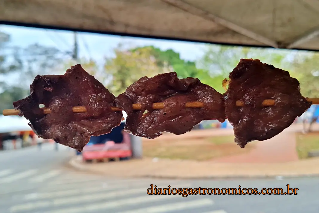 Chicharrón, Praça Kantuta, Feira Boliviana, São Paulo, Canindé, comida boliviana, culinária da Bolívia, culinária boliviana, porco frito, Anticucho, coração de boi, espetinho coração de boi, churrasquinho boliviano