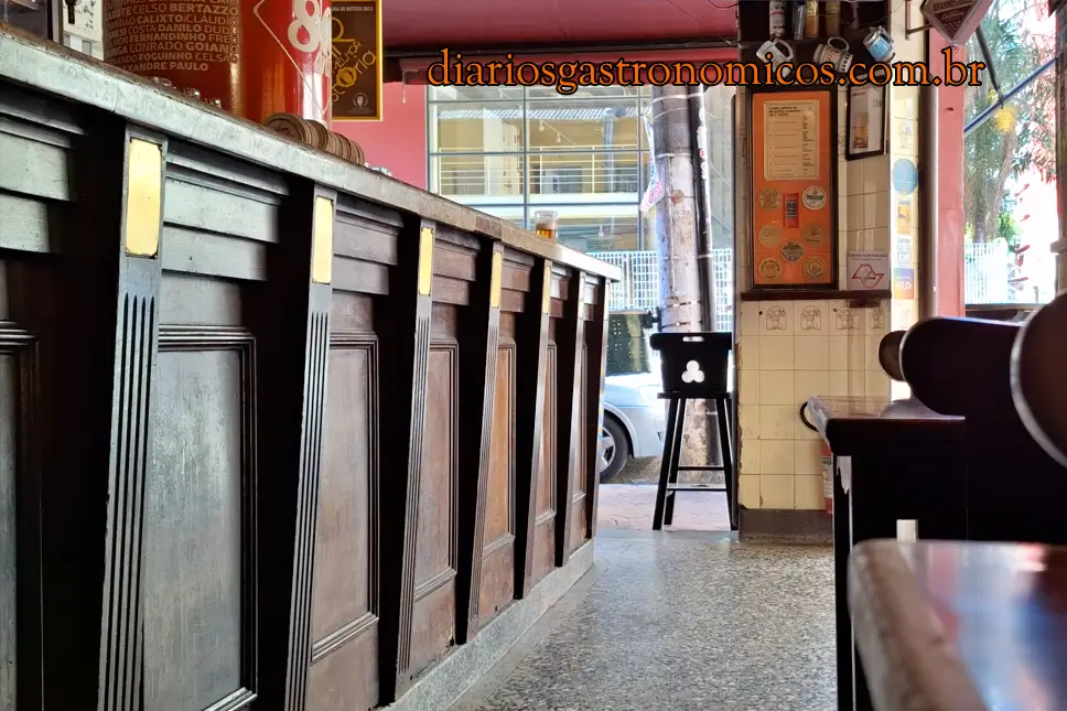Bar Léo, Centro de São Paulo, comida alemã, bar alemão, Santa Ifigênia, boteco histórico, chope cremoso, chope Brahma, cozinha alemã, Canapés do Bar Léo, canapé de linguiça Blumenau, canapé Hackepeter, joelho de porco, joelho de porco à passarinho, Schnitzel, Schnitzel de porco, bolo de carne, bolinho de carne