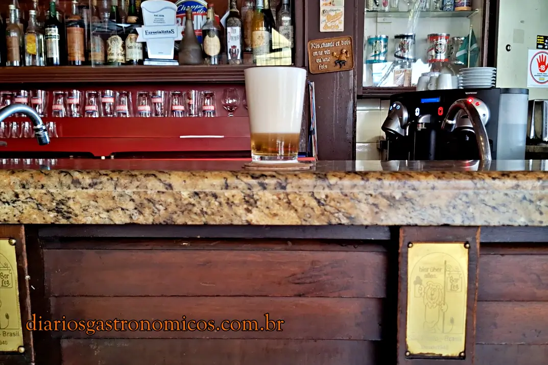 Bar Léo, Centro de São Paulo, comida alemã, bar alemão, Santa Ifigênia, boteco histórico, chope cremoso, chope Brahma, cozinha alemã, Canapés do Bar Léo, canapé de linguiça Blumenau, canapé Hackepeter, joelho de porco, joelho de porco à passarinho, Schnitzel, Schnitzel de porco, bolo de carne, bolinho de carne