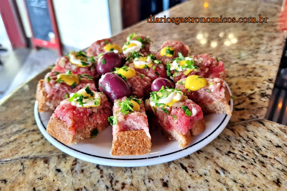 Bar Léo, Centro de São Paulo, comida alemã, bar alemão, Santa Ifigênia, boteco histórico, chope cremoso, chope Brahma, cozinha alemã, Canapés do Bar Léo, canapé de linguiça Blumenau, canapé Hackepeter