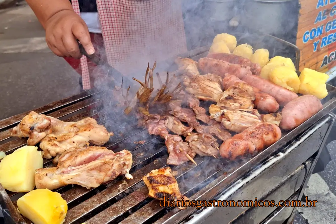 Chicharrón, Praça Kantuta, Feira Boliviana, São Paulo, Canindé, comida boliviana, culinária da Bolívia, culinária boliviana, porco frito, Anticucho, coração de boi, espetinho coração de boi, churrasquinho boliviano, Salteña, empanada boliviana, artesanato, milho roxo, chicha morada