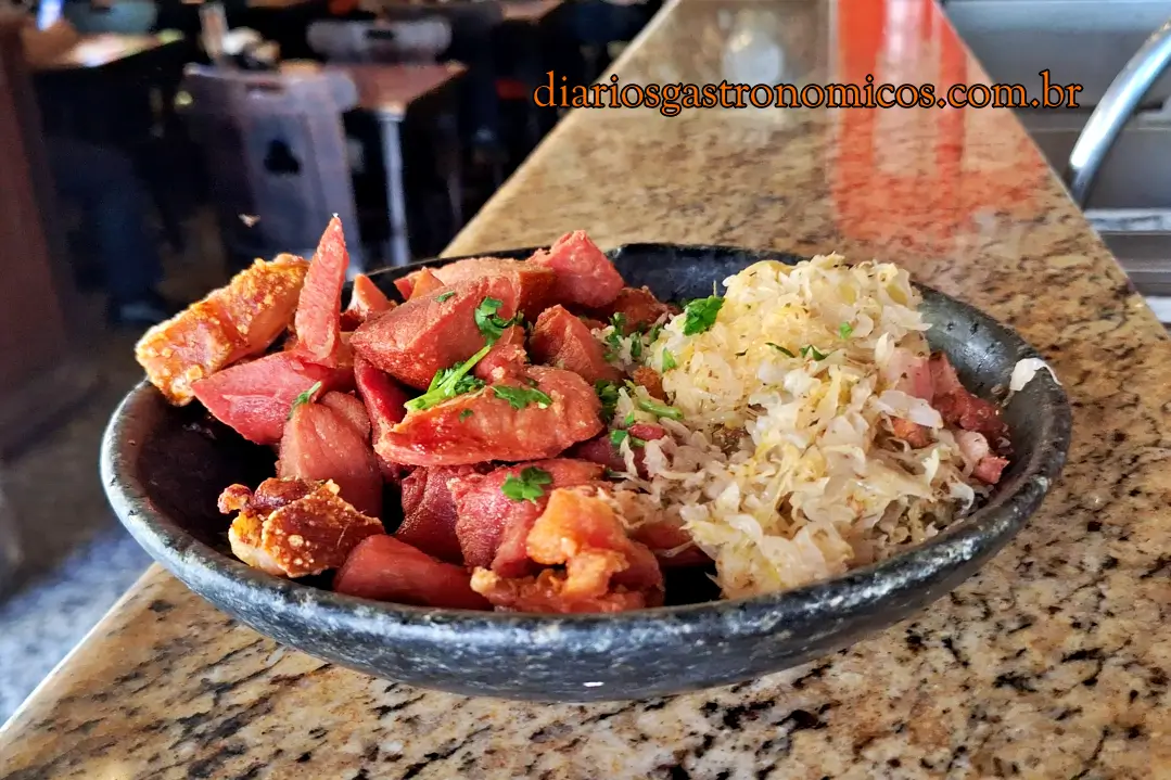 Bar Léo, Centro de São Paulo, comida alemã, bar alemão, Santa Ifigênia, boteco histórico, chope cremoso, chope Brahma, cozinha alemã, Canapés do Bar Léo, canapé de linguiça Blumenau, canapé Hackepeter, joelho de porco, joelho de porco à passarinho