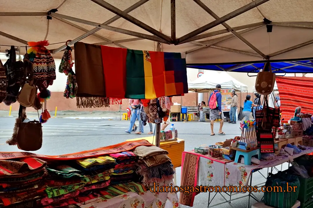 Chicharrón, Praça Kantuta, Feira Boliviana, São Paulo, Canindé, comida boliviana, culinária da Bolívia, culinária boliviana, porco frito, Anticucho, coração de boi, espetinho coração de boi, churrasquinho boliviano, Salteña, empanada boliviana, artesanato