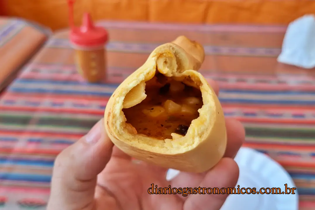 Chicharrón, Praça Kantuta, Feira Boliviana, São Paulo, Canindé, comida boliviana, culinária da Bolívia, culinária boliviana, porco frito, Anticucho, coração de boi, espetinho coração de boi, churrasquinho boliviano, Salteña, empanada boliviana