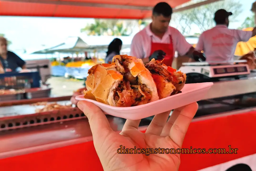 Lanche de pernil, sanduíche de pernil, comida paulistana, comida brasileira, Zezé do Pernil, Ceagesp, pernil com bacon e queijo canastra, sanduíches de pernil