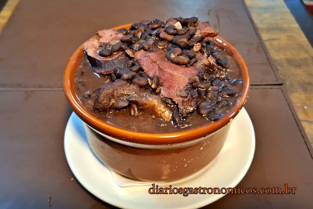 feijoada carioca, feijoada paulistana, feijoada Rio de Janeiro, feijoada São Paulo, Bar do Baixinho Vila Romana, Adega Portugália Largo do Machado, diferença entre feijoada carioca e paulistana, bares tradicionais, comida de boteco brasileira, feijoada tradicional, feijoada, boteco brasileiro, bares do Rio, bares de São Paulo, gastronomia brasileira, comida de boteco, Adega Portugália, Bar do Baixinho, feijão preto, tradição