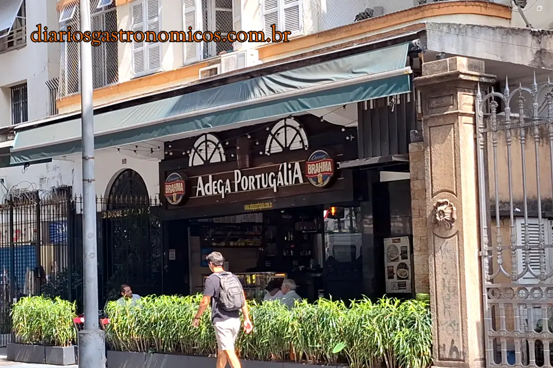 feijoada carioca, feijoada paulistana, feijoada Rio de Janeiro, feijoada São Paulo, Bar do Baixinho Vila Romana, Adega Portugália Largo do Machado, diferença entre feijoada carioca e paulistana, bares tradicionais, comida de boteco brasileira, feijoada tradicional, feijoada, boteco brasileiro, bares do Rio, bares de São Paulo, gastronomia brasileira, comida de boteco, Adega Portugália, Bar do Baixinho, feijão preto, tradição