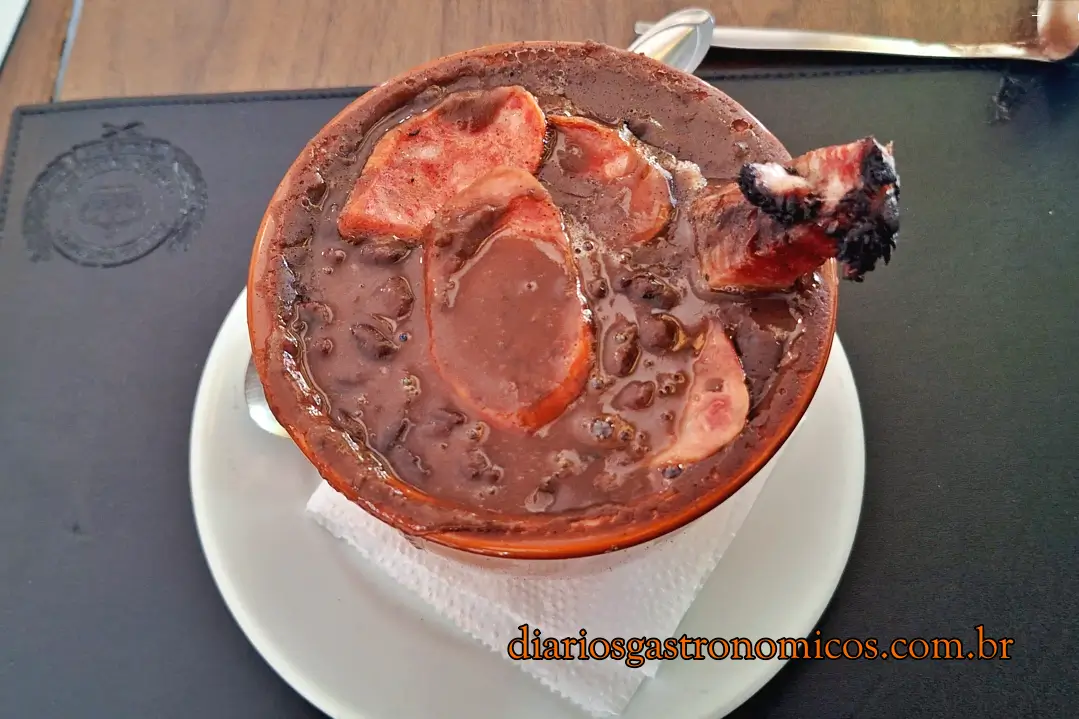 feijoada carioca, feijoada paulistana, feijoada Rio de Janeiro, feijoada São Paulo, Bar do Baixinho Vila Romana, Adega Portugália Largo do Machado, diferença entre feijoada carioca e paulistana, bares tradicionais, comida de boteco brasileira, feijoada tradicional, feijoada, boteco brasileiro, bares do Rio, bares de São Paulo, gastronomia brasileira, comida de boteco, Adega Portugália, Bar do Baixinho, feijão preto, tradição