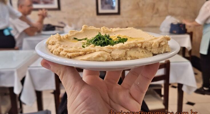 comida árabe rio de janeiro, restaurantes árabes saara, onde comer na saara RJ, culinária libanesa RJ, centro do rio gastronomia, el-gebal, padaria bassil, sírio libanês restaurante, história da saara RJ, imigrantes libaneses rio, comida libanesa tradicional RJ, passeio no centro do rio, roteiro cultural saara, kibe cru rio de janeiro, esfihas RJ, kafta de cordeiro RJ, comércio popular rio, o que fazer no centro do rio