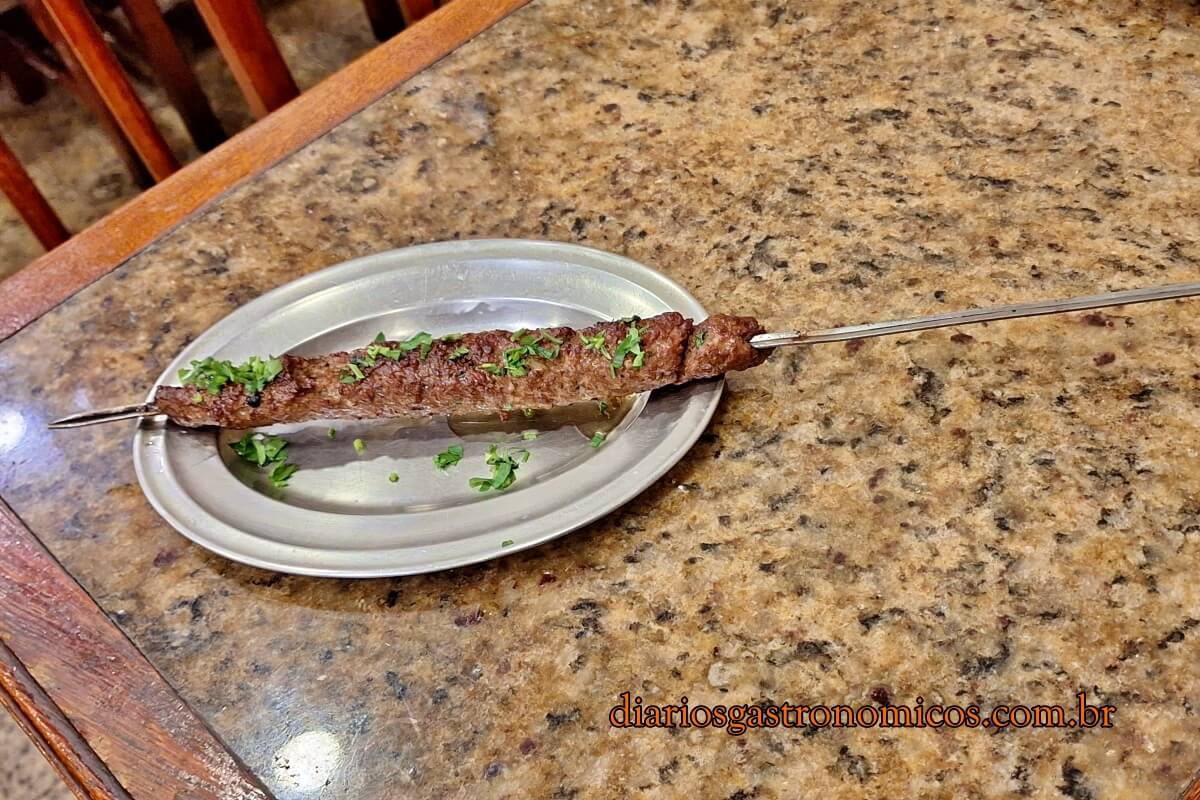 comida árabe rio de janeiro, restaurantes árabes saara, onde comer na saara RJ, culinária libanesa RJ, centro do rio gastronomia, el-gebal, padaria bassil, sírio libanês restaurante, história da saara RJ, imigrantes libaneses rio, comida libanesa tradicional RJ, passeio no centro do rio, roteiro cultural saara, kibe cru rio de janeiro, esfihas RJ, kafta de cordeiro RJ, comércio popular rio, o que fazer no centro do rio