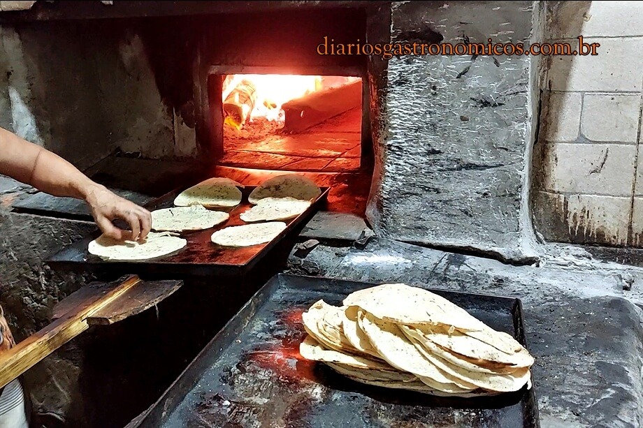 comida árabe rio de janeiro, restaurantes árabes saara, onde comer na saara RJ, culinária libanesa RJ, centro do rio gastronomia, el-gebal, padaria bassil, sírio libanês restaurante, história da saara RJ, imigrantes libaneses rio, comida libanesa tradicional RJ, passeio no centro do rio, roteiro cultural saara, kibe cru rio de janeiro, esfihas RJ, kafta de cordeiro RJ, comércio popular rio, o que fazer no centro do rio