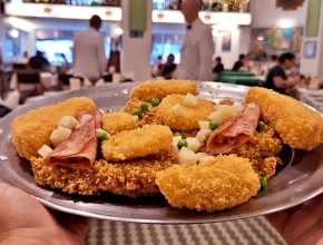 Bar Guanabara, Bar Guanabara São Paulo, Bar Guanabara SP, Guanabara 1910, Restaurante tradicional SP, Bar mais antigo de São Paulo, História do Bar Guanabara, Filé à Cubana, File à Cubana, Coxa Creme, Coxa-creme, Comida tradicional paulistana, Gastronomia paulistana, Comida clássica de São Paulo, Pratos clássicos de SP, Restaurantes tradicionais SP, Centro de São Paulo, Gastronomia no Centro de São Paulo, Onde comer no Centro de SP, Restaurantes no Centro Histórico, Avenida São João, Vale do Anhangabaú, Edifício Martinelli, Farol Santander, Pateo do Collegio, Centro Cultural Banco do Brasil, Catedral da Sé, História da Coxa Creme, Origem do Filé à Cubana, Culinária paulistana clássica, Comida de imigrantes em São Paulo, Bares tradicionais de SP, Casa Godinho, Casa Godinho 1888, Delicatessen tradicional SP, Onde comer em São Paulo, Gastronomia SP, Bares clássicos de São Paulo, Restaurantes raiz SP, Comida nostálgica SP