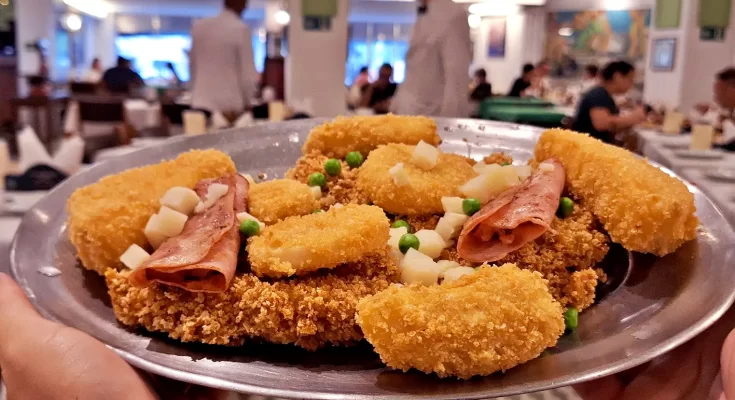 Bar Guanabara, Bar Guanabara São Paulo, Bar Guanabara SP, Guanabara 1910, Restaurante tradicional SP, Bar mais antigo de São Paulo, História do Bar Guanabara, Filé à Cubana, File à Cubana, Coxa Creme, Coxa-creme, Comida tradicional paulistana, Gastronomia paulistana, Comida clássica de São Paulo, Pratos clássicos de SP, Restaurantes tradicionais SP, Centro de São Paulo, Gastronomia no Centro de São Paulo, Onde comer no Centro de SP, Restaurantes no Centro Histórico, Avenida São João, Vale do Anhangabaú, Edifício Martinelli, Farol Santander, Pateo do Collegio, Centro Cultural Banco do Brasil, Catedral da Sé, História da Coxa Creme, Origem do Filé à Cubana, Culinária paulistana clássica, Comida de imigrantes em São Paulo, Bares tradicionais de SP, Casa Godinho, Casa Godinho 1888, Delicatessen tradicional SP, Onde comer em São Paulo, Gastronomia SP, Bares clássicos de São Paulo, Restaurantes raiz SP, Comida nostálgica SP