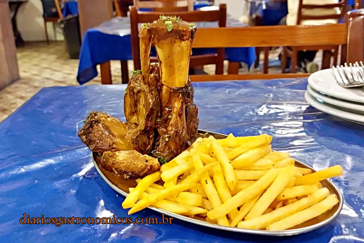 Choperia Cotovelo, Rua da Carioca, Rua da Cerveja, Reviver Centro, Bar Luiz, picadinho, arroz à piamontese, boteco carioca, Centro do Rio, gastronomia carioca, chope artesanal, bares históricos RJ, Rua da Carioca, chope no Centro do Rio, Rua da Cerveja, picadinho carioca, arroz à piamontese, bares históricos do Rio, Barriga do Piolho, torresmo, barriga de porco, arroz à piamontese, salada de batatas