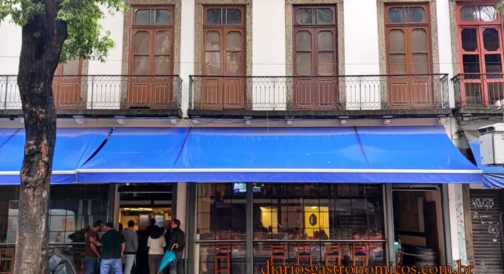 Choperia Cotovelo, Rua da Carioca, Rua da Cerveja, Reviver Centro, Bar Luiz, picadinho, arroz à piamontese, boteco carioca, Centro do Rio, gastronomia carioca, chope artesanal, bares históricos RJ, Rua da Carioca, chope no Centro do Rio, Rua da Cerveja, picadinho carioca, arroz à piamontese, bares históricos do Rio, Barriga do Piolho, torresmo, barriga de porco, arroz à piamontese, salada de batatas