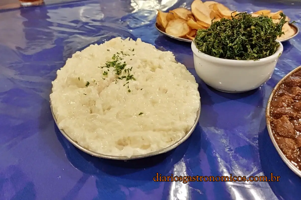 Choperia Cotovelo, Rua da Carioca, Rua da Cerveja, Reviver Centro, Bar Luiz, picadinho, arroz à piamontese, boteco carioca, Centro do Rio, gastronomia carioca, chope artesanal, bares históricos RJ, Rua da Carioca, chope no Centro do Rio, Rua da Cerveja, picadinho carioca, arroz à piamontese, bares históricos do Rio, Barriga do Piolho, torresmo, barriga de porco, arroz à piamontese