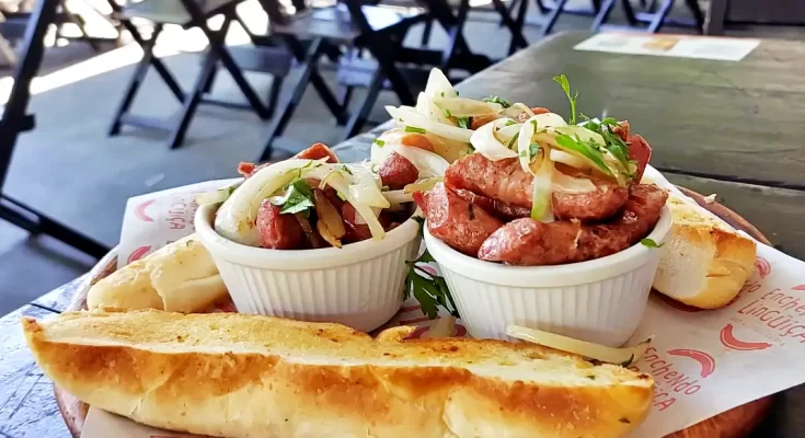 Enchendo Linguiça, Grajaú, Zona Norte RJ, Linguiça artesanal, Embutidos, Boteco carioca, Comida de boteco, Joelho de porco, Schweinshaxe, Diários Gastronômicos, Enchendo Linguiça, Bar Enchendo Linguiça Grajaú, Linguiça artesanal no Rio de Janeiro, Joelho de porco à pururuca, Onde comer no Grajaú. Boteco Zona Norte RJ, arroz tropeiro