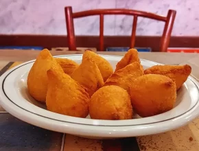 Coxinha de frango do Frangó com massa fina e recheio cremoso de frango com Catupiry
