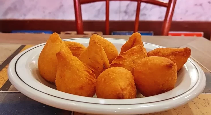 Coxinha de frango do Frangó com massa fina e recheio cremoso de frango com Catupiry
