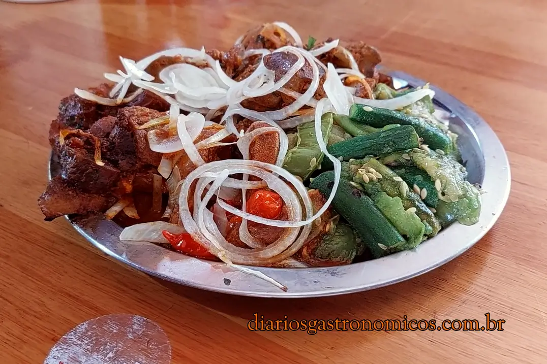 Gato de Botas, Vila Isabel, Boteco Carioca, Comida de Boteco, Zona Norte RJ, História da Gastronomia, Petiscos Cariocas, Cultura Boêmia, Rio de Janeiro, Diários Gastronômicos, gato de botas vila isabel, bar gato de botas rj, boteco vila isabel, boteco tradicional rio de janeiro, comida de boteco rj, vitrine de petiscos rio, bolinho de vagem rio, língua de boi boteco, asa de frango com provolone, bares da zona norte rj, gastronomia carioca, diários gastronômicos