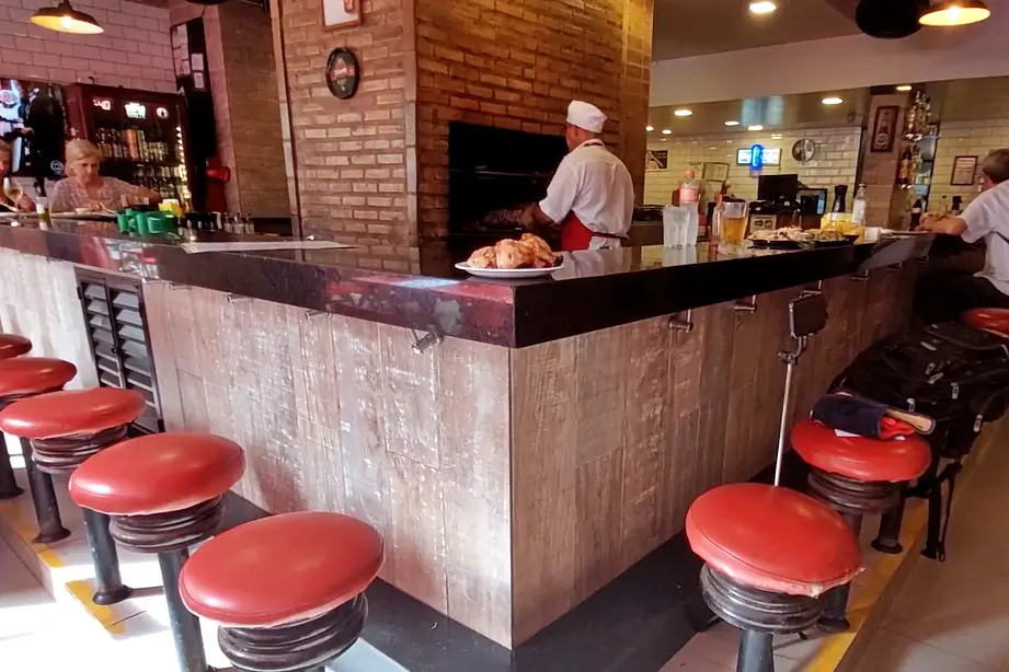 O balcão do Quick Galetos, em Copacabana, Rio de Janeiro