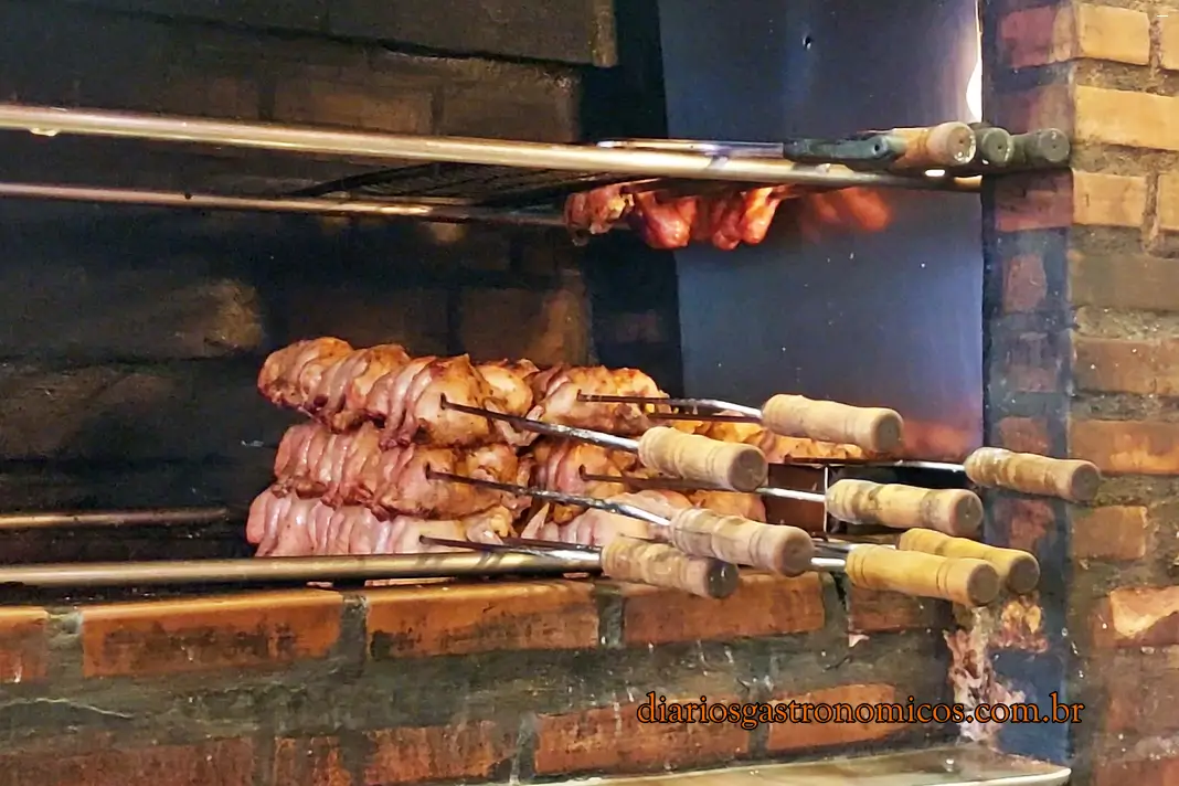 Galetos assando na brasa no Quick Galetos, em Copacabana