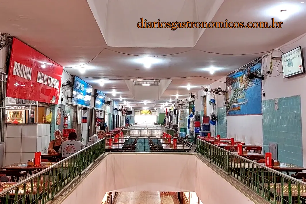Bares do Mercado de Peixe de Niterói, Rio de Janeiro, Mercado de São Pedro, Indoor upper-level food court with long rows of tables, red cups, and banners (Brahma) along the sides.