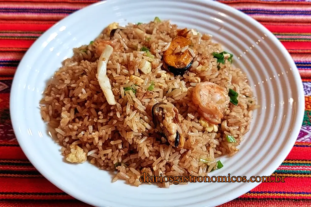 Arroz Chaufa de Mariscos com camarão, lula e mexilhão servido no restaurante peruano Doña Bertha.
