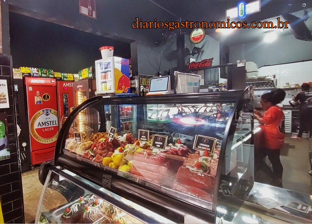 Interior do Bar Gato de Botas mostrando o balcão de petiscos e a cozinha em Vila Isabel, Rio de Janeiro.