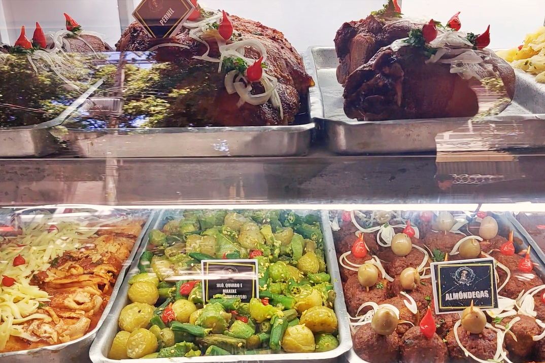 Vitrine do Bar Gato de Botas com pernil, almôndegas, jiló, quiabo, maxixe e outros petiscos tradicionais em Vila Isabel.