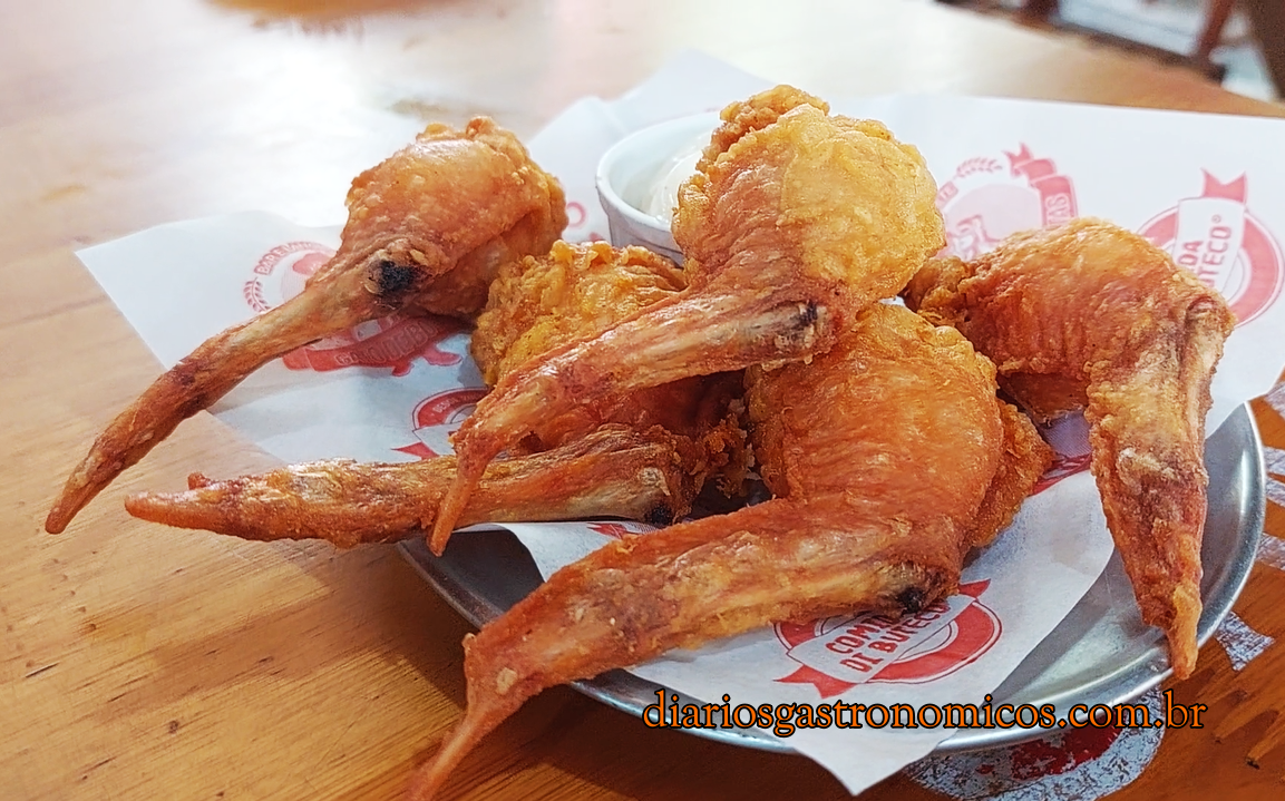 Asa de frango desossada recheada com provolone servida no Bar Gato de Botas, tradicional boteco de Vila Isabel, Rio de Janeiro.