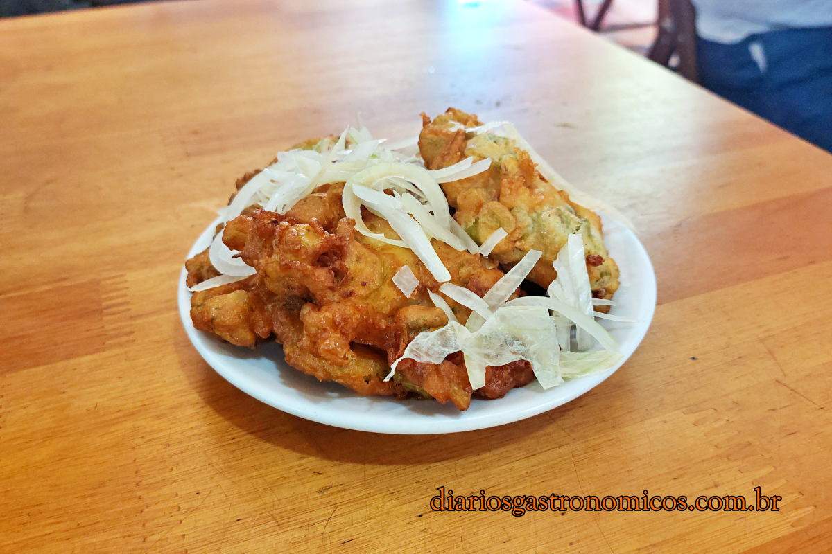 Bolinho de vagem servido no Bar Gato de Botas, tradicional petisco de boteco em Vila Isabel, Rio de Janeiro.
