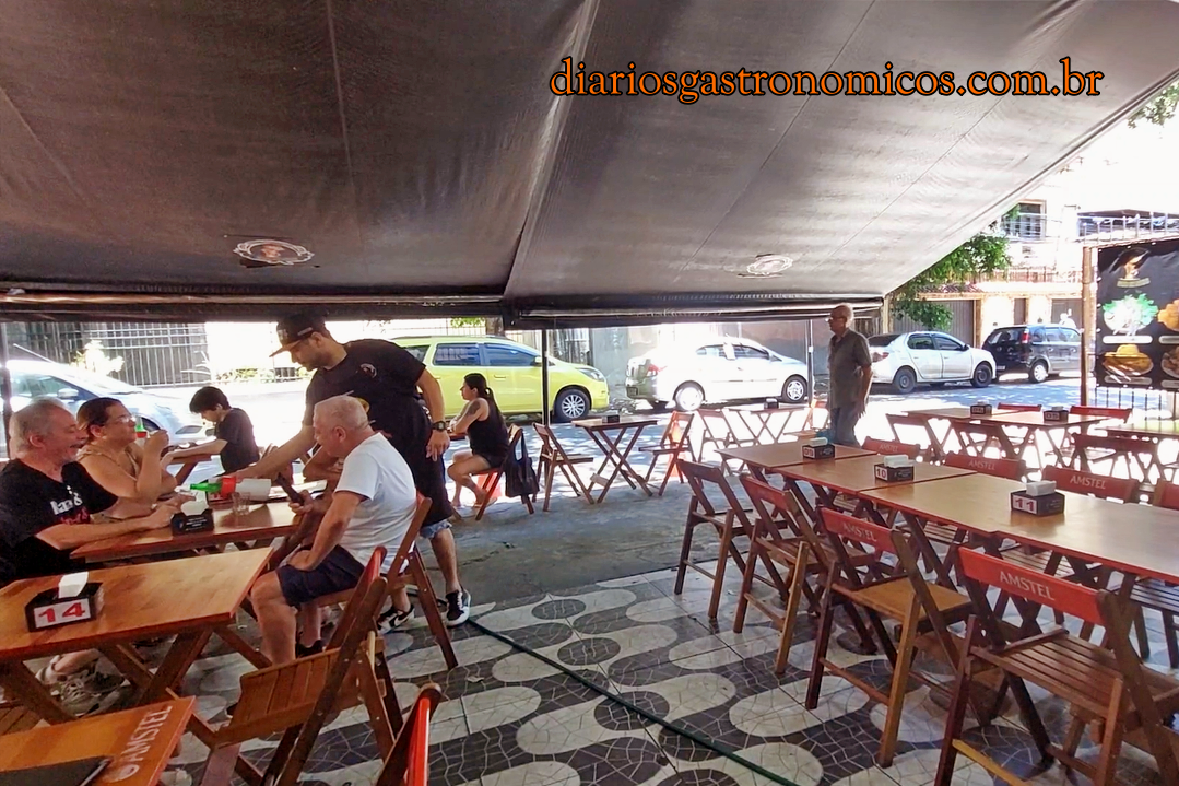 Área externa do Bar Gato de Botas com mesas na calçada em Vila Isabel, Zona Norte do Rio de Janeiro.