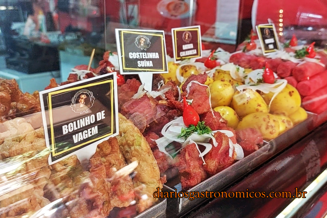 Vitrine de petiscos do Bar Gato de Botas com bolinho de vagem, costelinha suína e outras especialidades em Vila Isabel.