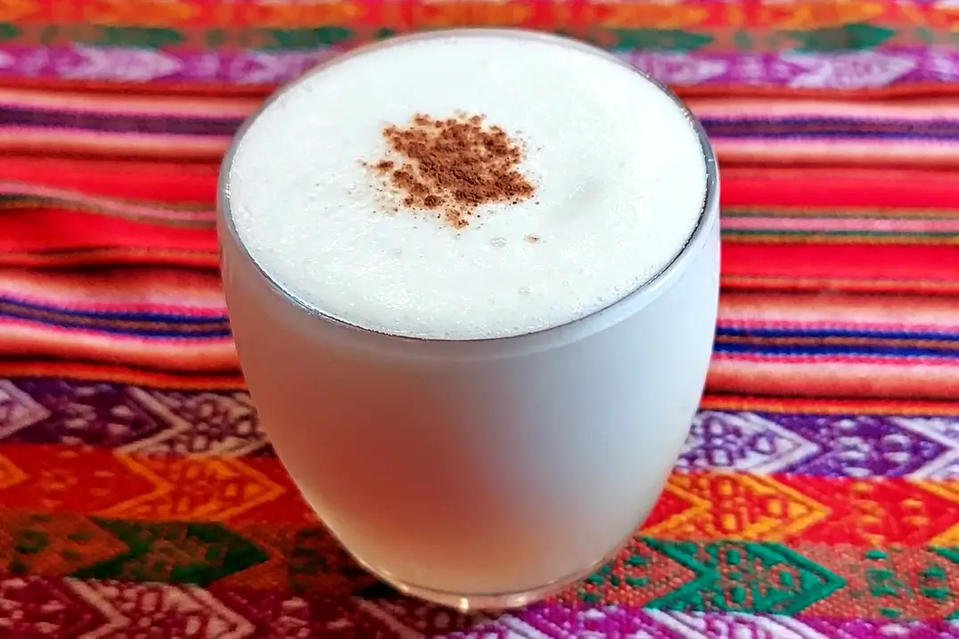Taça de Pisco Sour servida no restaurante peruano Doña Bertha em São Paulo.