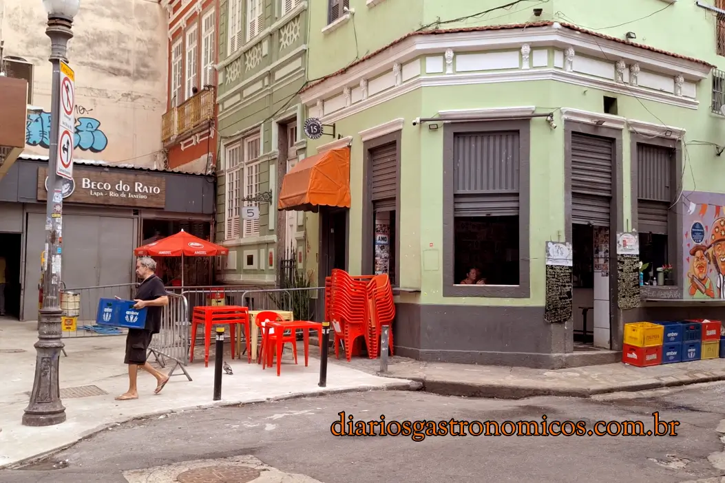 Entrada do Bar do Adalto na Rua Joaquim Silva, na divisa entre Glória e Lapa, ao lado do Beco do Rato.