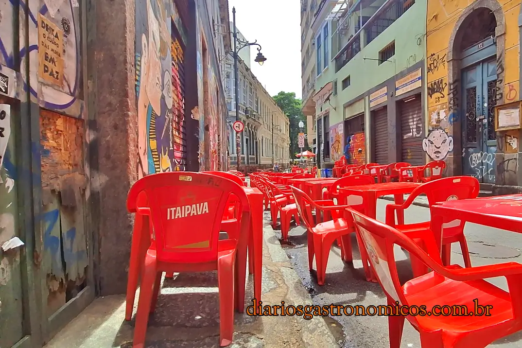 Mesas do Bar do Adalto ocupando a Rua Joaquim Silva na Glória durante o horário de funcionamento.