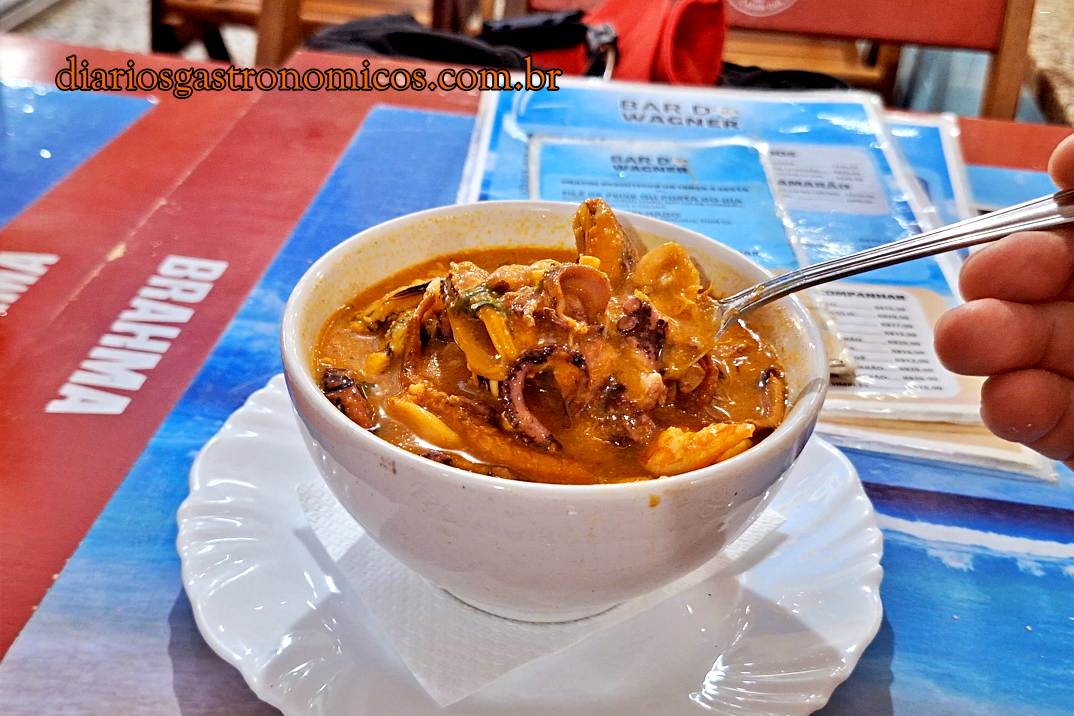 Caldo de frutos do mar do Bar do Wagner, no Mercado de São Pedro em Niterói.