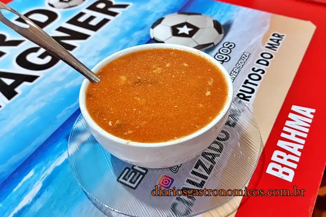 Caldo de frutos do mar servido no Bar do Wagner, no Mercado de Peixe São Pedro, em Niterói, preparado com camarão, lula, polvo e mexilhão.