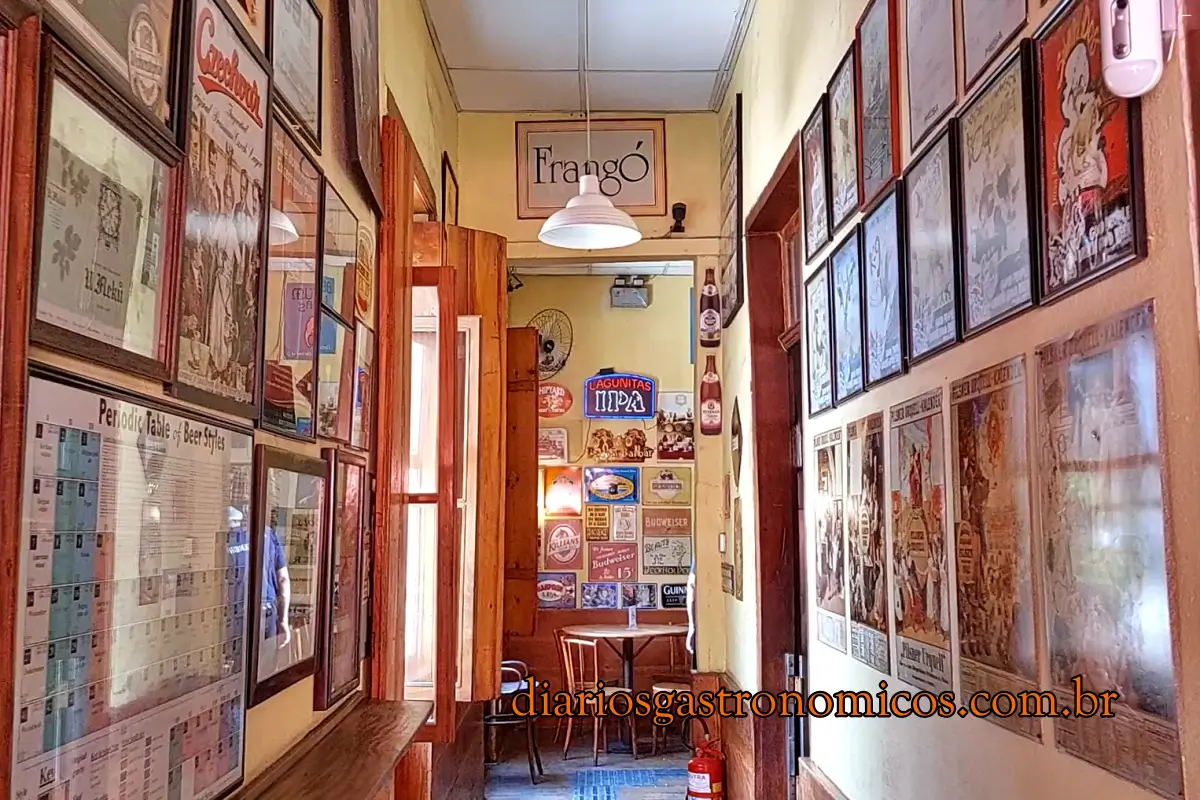 Corredor interno do Frangó Bar com decoração histórica e ambiente tradicional na Freguesia do Ó.