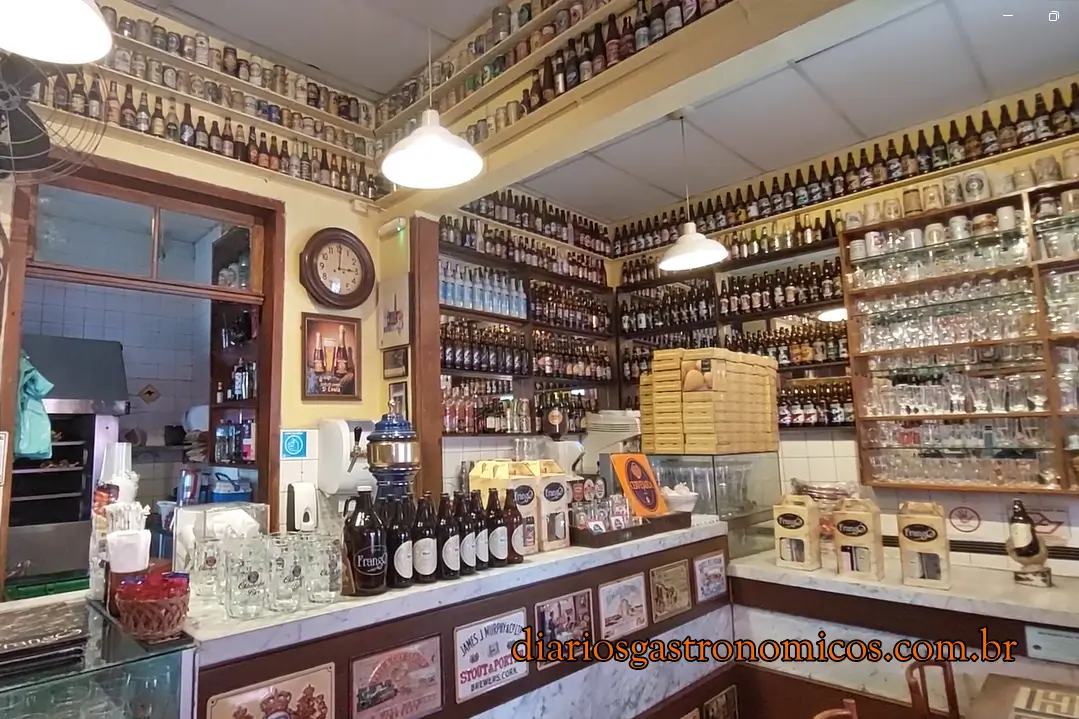 Balcão do Frangó Bar com coleção de cervejas nacionais e importadas na Freguesia do Ó.