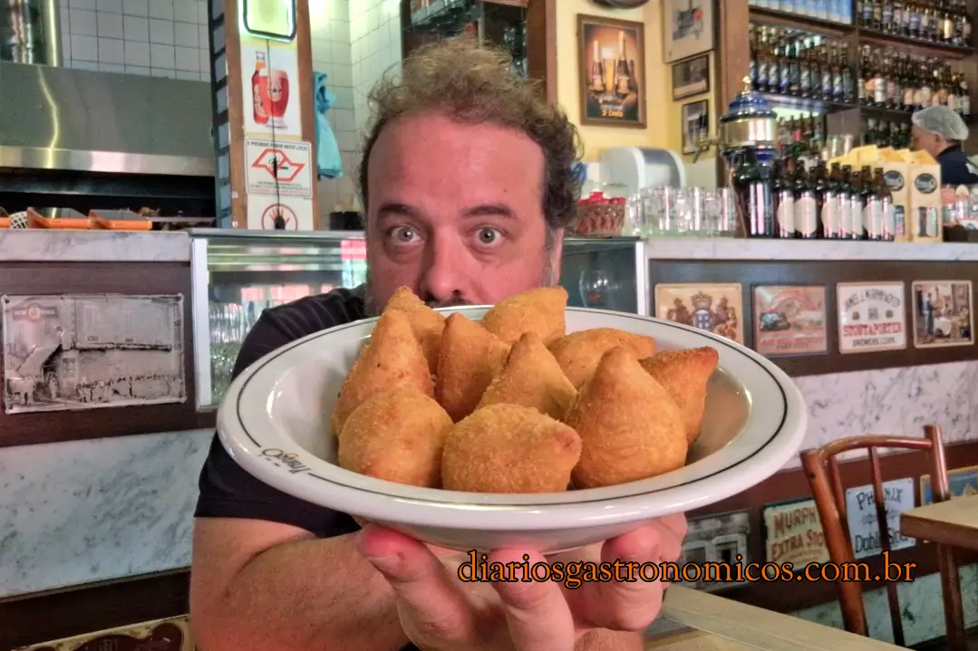 André Comber apresenta a porção de mini coxinhas do Frangó Bar na Freguesia do Ó, um dos petiscos mais tradicionais de São Paulo.