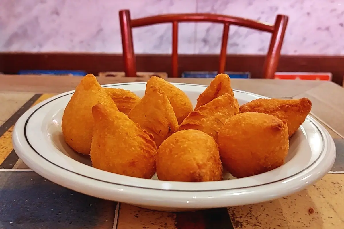 Porção de mini coxinhas artesanais do Frangó Bar servidas na Freguesia do Ó em São Paulo.